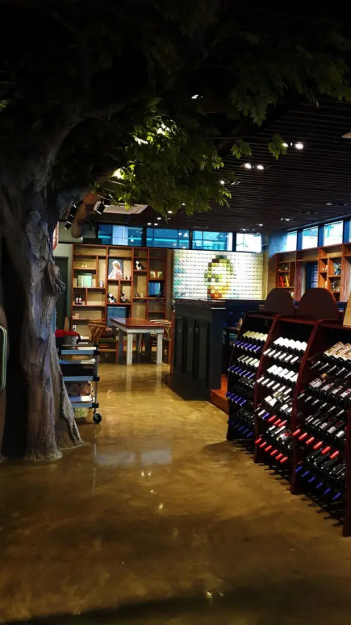 80평 비스트로 '도다모' 대형 조형나무 포인트 인테리어